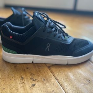 Men's On THE ROGER Spin Tennis-inspired Sneaker Shoe Comfort Black | Green
